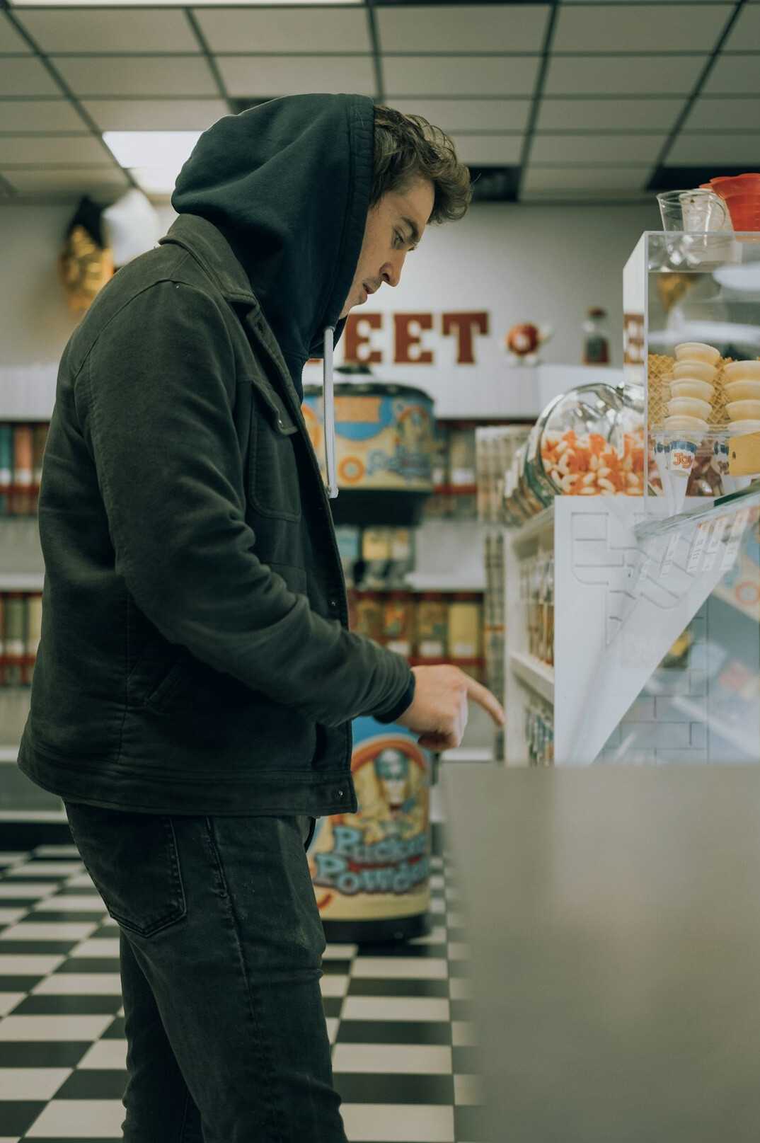 store detective sharing stories