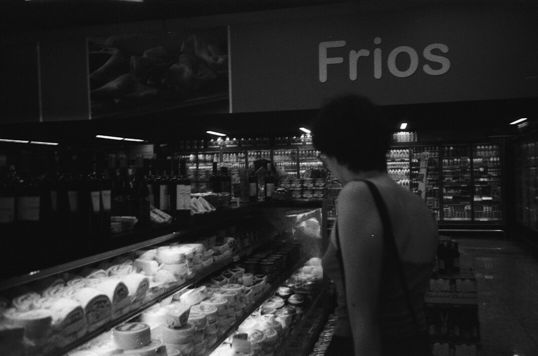 detective in supermarket